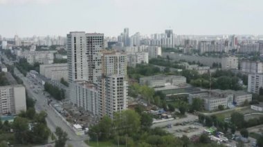 Yazın inşaat halindeki çok katlı binanın üst manzarası. Stok görüntüleri. Daire kiralamak için çok katlı büyük bir bina inşa ediliyor. Konut inşaatı devam ediyor.