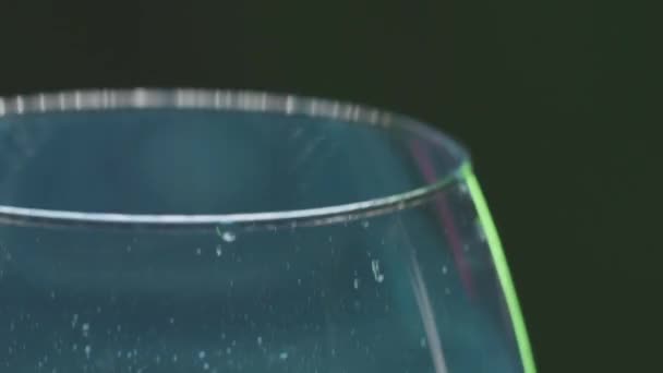 Close-up van blauwe drank roeren in glas. Voorraadbeelden. Prachtige alcoholische drank met sprankelende wervelingen in transparant glas. Drink blauwe lagune met glitter — Stockvideo