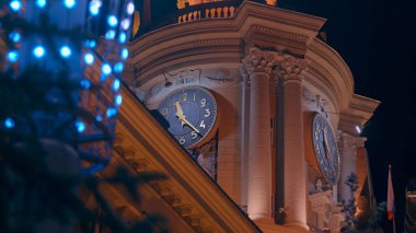 Güzel tarihi bir binanın ve sokak aydınlatmasının ayrıntıları. Stok görüntüleri. Gökyüzü arka planında saati olan bir kulenin alt görüntüsü. 