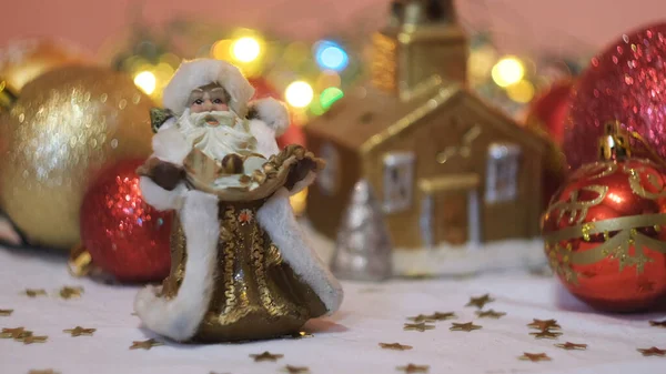 Kış tatilleri için en güzel Noel ağacı süslemeleri. Kavram. Konfetileri kapatın, Peder Frost, altın bir ev ve balo oyuncakları.. — Stok fotoğraf