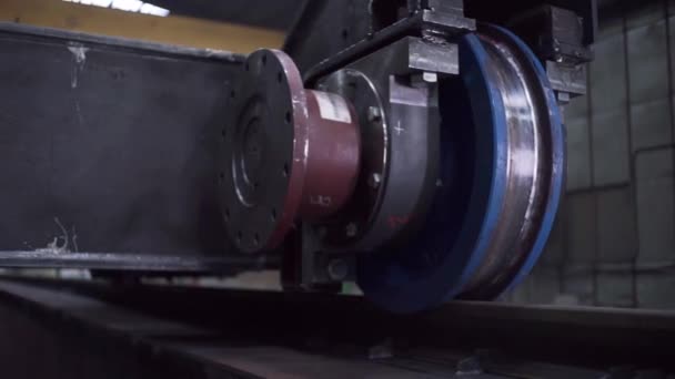 Wagen wielen op rails in de fabriek. Een knip. Wagenwielen op rails in de machinebouw. Ontwikkeling en productie van perrons met wielen voor treinstellen — Stockvideo