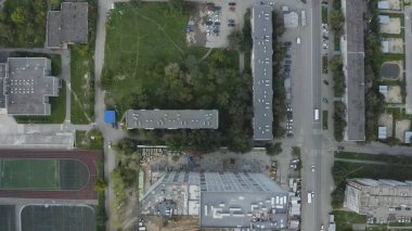 Konut binalarının yanındaki inşaat alanının en üst görüntüsü. Stok görüntüleri. Yeni konut binasının yanındaki yeşil avluda. İnşaat ve konut alanlarının aksine