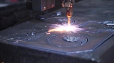 Metal kaynak makinesine yakın çekim. Şarjör. Otomatik kaynak makinesi fabrikada metalde güzel desenler yaratır. Metal üzerinde fabrika kaynaklama desenleri