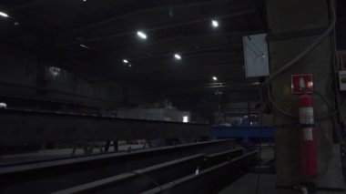 Fabrikada zincirli büyük demir yapı. Şarjör. Demir yapı, fabrikadaki zincirlerle desteklenir. Zincirlerde asılı fabrika demir yapısı