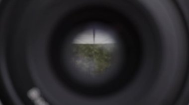 Dijital kameranın odaklanma lensi. Başla. Çekime odaklanan merceğe aşırı yakın çekim, profesyonel fotoğraf ekipmanı konsepti. 