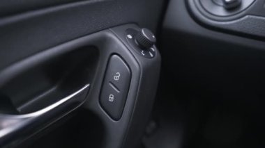 Arabanın içinde kapı kilidi düğmeleri var. Başla. Araç kapısı ve ulaşım tasarımı konseptiyle arabanın iç detaylarını kapat.