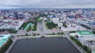 Modern ofis binalarının ve konut evlerinin havası. Stok görüntüleri. Çağdaş yerleşim bölgesi insansız hava aracı görüşü, kentleşme kavramı. 