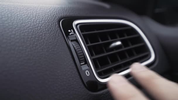 Deflector de aire y climatización dentro de un coche. Acción. Primer plano de los detalles interiores del coche con una boquilla deflectora que toca la mano. — Vídeos de Stock