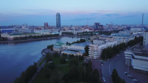 Yekaterinburg, Rusland, stadscentrum na zonsondergang in de avond. Voorraadbeelden. Zomer uitzicht op een prachtige stad met een Visotsky wolkenkrabber. — Stockvideo