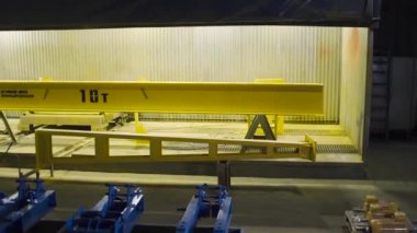 Yükleyici fabrikada parça taşıyor. Şarjör. Forklift kamyonu fabrika deposunda yedek parça taşıyor. Ağır malları depoya taşımak için yükleyici