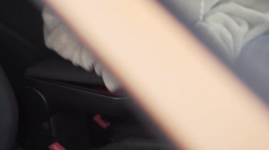 Bir kadın yolcu vagonunda kolluğu açıyor ve telefonunu alıyor. Başla. Ulaşım kavramı, modern bir aracın içi..