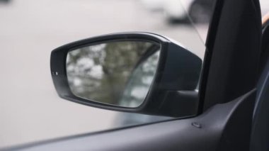 Arabanın camını açmayı unutma. Başla. Arabanın içinden yan pencereye ve sokak arkaplanındaki aynaya bak.