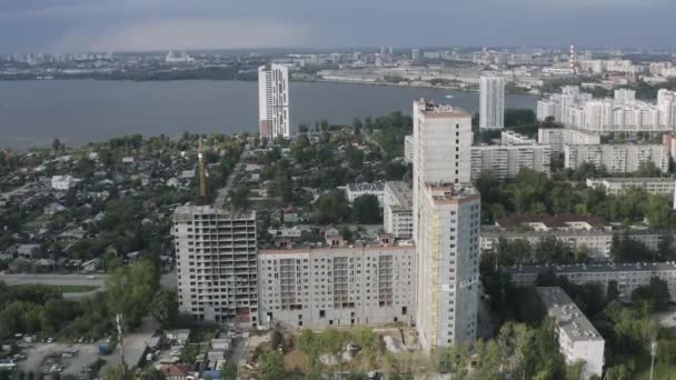 Aerial des immeubles de bureaux modernes et des maisons résidentielles. Images d'archives. Vue par drone du quartier résidentiel contemporain, concept d'urbanisation. — Video