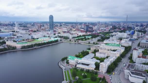 Vista aérea do centro da cidade de Ekaterinburg e do rio Iset em um verão, Rússia. Imagens de stock. Paisagem urbana de tirar o fôlego com edifícios modernos e rio. — Vídeo de Stock