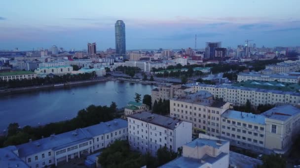 Ekaterimburgo, Rusia, centro de la ciudad después de la puesta del sol en la noche. Imágenes de archivo. Vista de verano de una hermosa ciudad con un rascacielos Visotsky. — Vídeo de stock