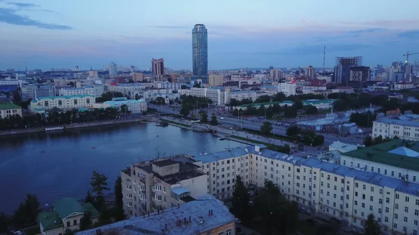 Jekatěrinburg, Rusko, centrum města po západu slunce večer. Záběry ze skladu. Letní pohled na krásné město s mrakodrapem Visotsky. — Stock fotografie