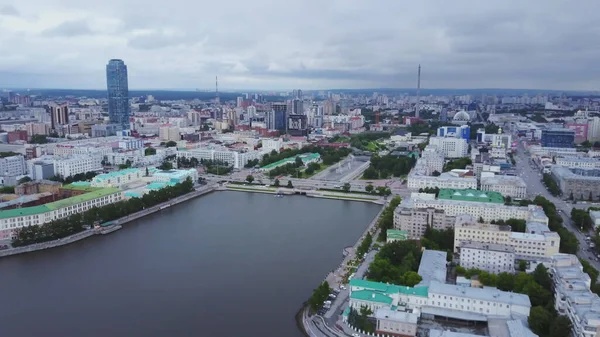 Luchtfoto van het centrum van Ekaterinburg en de rivier de Iset in de zomer, Rusland. Voorraadbeelden. Adembenemend stadsbeeld met moderne gebouwen en rivier. — Stockfoto