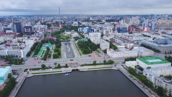 Luchtfoto van moderne kantoorgebouwen en woonhuizen. Voorraadbeelden. Drone uitzicht op de hedendaagse woonwijk, concept van verstedelijking. — Stockfoto