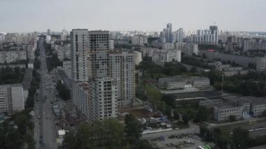 Modern bir şehir bölgesindeki farklı binalarla geniş bir şehir üzerinde uçmak. Stok görüntüleri. Evleri ve yeşil doğal sokak dekorasyonları olan şehir manzarası.. 