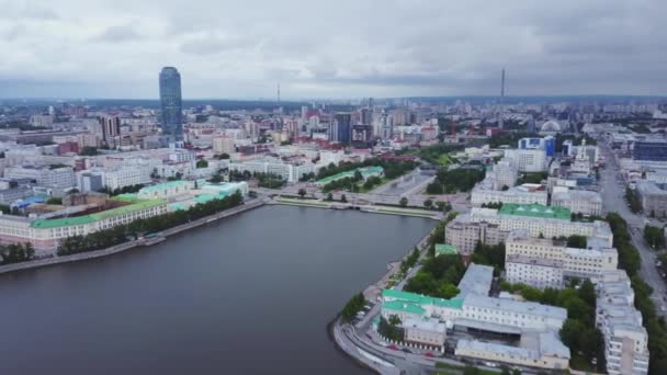 Vista aérea do centro da cidade de Ekaterinburg e do rio Iset em um verão, Rússia. Imagens de stock. Paisagem urbana de tirar o fôlego com edifícios modernos e rio. — Vídeo de Stock