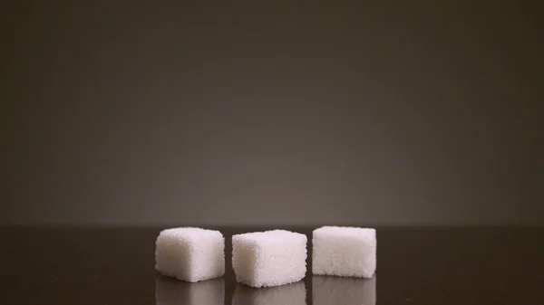 İzole edilmiş arka planda küp şeker yığını. Stok görüntüleri. İzole edilmiş arka planda şeker kübü yığını sayısı değişir. Şekerler büyük miktarlarda sağlığa zararlıdır. Şeker ve şeker 21 'dir. — Stok fotoğraf