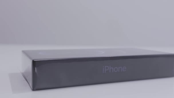 MOSCOW, RUSSIA-LISTOPAD, 2020: Nowy iPhone box. Akcja. Stylowe pudełko z nowego iPhone. Zewnętrzny styl pudełka nowy model linii iPhone firmy Apple. Pudełko z lampy iPhone na izolowanym tle — Wideo stockowe