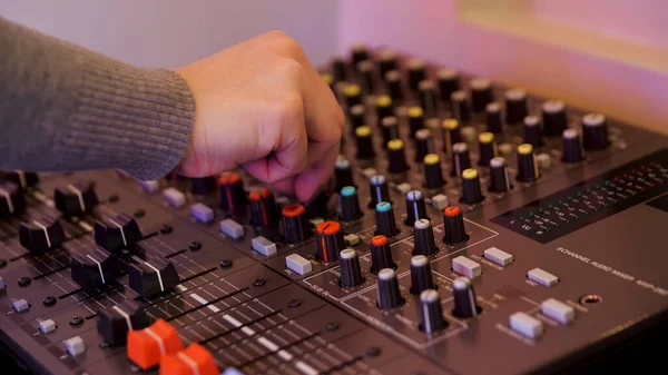Ruka výrobce zvuku používá hudební mixér s nástroji pro editaci. Média. Detailní záběr ženské ruční otočné páky mixážní konzole, koncepce hudební produkce. — Stock fotografie