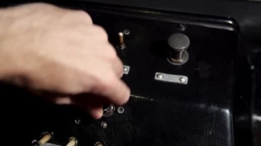 Kontrol panelinin el değiştirme taklacılarıyla görüntüsü. Medya. Erkek eli dönüyor ve farklı kipleri değiştiriyor.