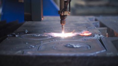 Metaldeki kaynak kalıplarına yakın çekim. Şarjör. Metal üzerinde kaynak kalıpları yaratmak için otomatik makine. Kaynak sayesinde, metalin üzerinde güzel desenler oluşur.