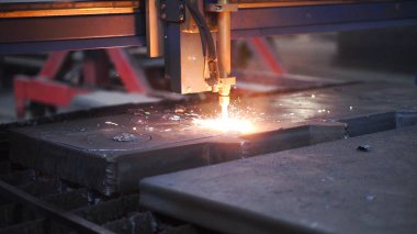 Fabrikadaki metalin kaynak kalıpları. Şarjör. Fabrikada kaynak yapmak için otomatik makine. Metal üzerinde kaynak yaparak desenler oluşturmak için fabrika makinesi