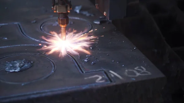 Gros plan de la machine à souder les motifs métalliques. Clip. Machine de soudage automatisée crée de beaux motifs sur le métal dans l'usine. Modèles de soudage en usine sur métal — Photo