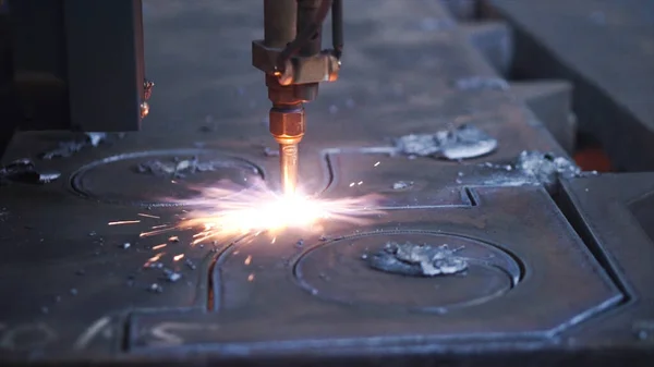 Close-up de máquina de solda padrão de metal. Clipe. Máquina de solda automatizada cria belos padrões de metal na fábrica. Padrões de soldagem de fábrica em metal — Fotografia de Stock