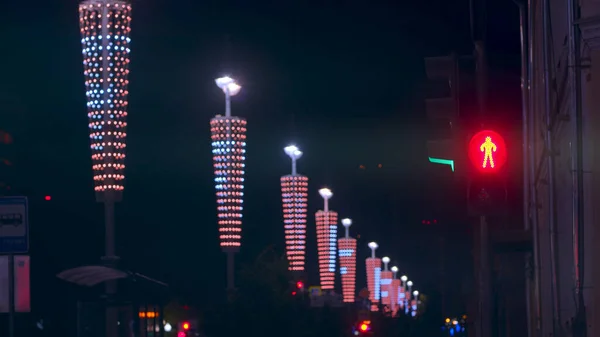 Vista da rua noturna com bela fileira de lanternas decoradas com guirlandas brilhantes. Imagens de stock. Urbano tarde da noite vista com lâmpadas de rua brilhantes. — Fotografia de Stock