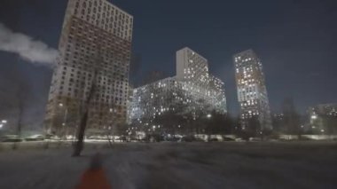 Yerleşim bölgesinde yürüme süresi dolmuş. Başla. Kış akşamları insanlarla birlikte yerleşim yerlerini takip etme zamanı. İnsanların kış akşamı evlerine döndüğü bir yerleşim yeri.