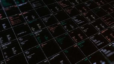 Dijital verileri olan hücreler. Animasyon. Karanlık arka plandaki hücrelere dizilmiş dijital tarihli hesap tablosu. Hücrelerde oluşturulan dijital veri