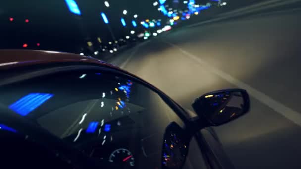 Vista lateral de um carro dirigindo na estrada ao longo das lâmpadas de rua com as luzes de reflexão em um espelho lateral. Imagens de stock. Parar efeito movimento, tráfego noturno. — Vídeo de Stock