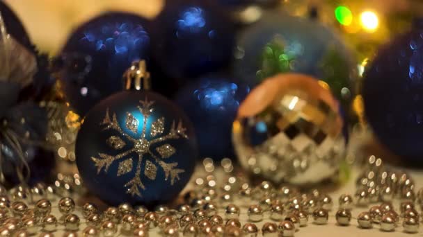 Slavnostní kompozice s modrými a stříbrnými vánočními hračkami. Koncept. Blikající rozmazané věnce a krásné malé a velké koule na oslavu šťastný Nový rok. — Stock video