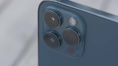 Yeni iPhone 'un üç kamerası. Başla. Üç kameralı yeni iPhone 'un lüks tasarımı. Yeni iPhone 'da profesyonel kameralar
