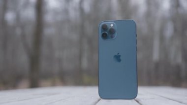 MOSCOW, RUSSIA-NOVEMBER, 2020: yeni iPhone 'un arkası. Başla. Yeni tarz iPhone park ve karın arka planında duruyor. Apple iPhone 12 Pro Max 'in lüks tasarımı ve üç fotoğraf makinesi sırasına yeni girdi