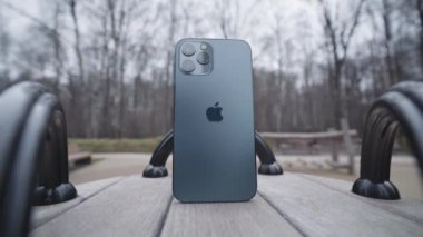 MOSCOW, RUSSIA-NOVEMBER, 2020: yeni iPhone 'un arkası. Başla. Lüks yeni iPhone 12 Pro Max parkta atlı karıncada. Yeni pahalı iPhone oyun alanında unutuldu