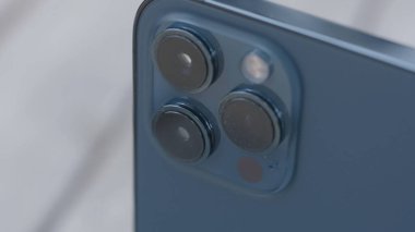 Yeni iPhone 'un üç kamerası. Başla. Üç kameralı yeni iPhone 'un lüks tasarımı. Yeni iPhone 'da profesyonel kameralar