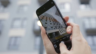 Telefon ekranında 4K video çekimi. Başla. Modern telefonda profesyonel atış kalitesi. 4k çözünürlük ve farklı uzaklık kipleriyle yeni telefon çekimleri