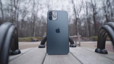 MOSCOW, RUSSIA-NOVEMBER, 2020: yeni iPhone 'un arkası. Başla. Lüks yeni iPhone 12 Pro Max parkta atlı karıncada. Yeni pahalı iPhone oyun alanında unutuldu