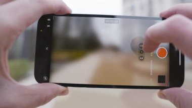 MOSCOW, RUSSIA-NOVEMBER, 2020: Telefondaki video ayarları. Başla. iPhone 'da video çekmenin yeni modları. iPhone 'un üç kamerasından mod değiştiriliyor. Video için ayarları ve kipleri olan telefon ekranı