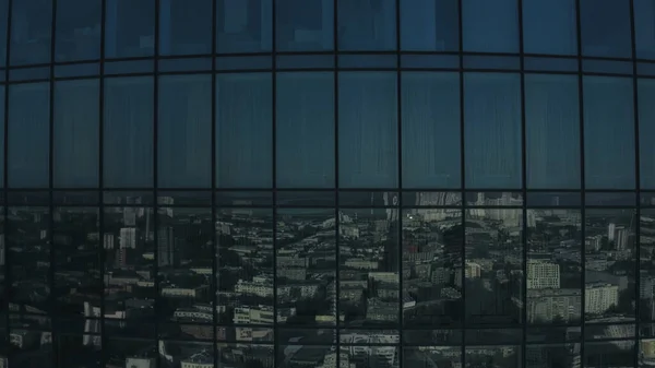 Flygfoto över skyskrapan kontorsbyggnad med panoramafönster. Lagerbilder. Företagsbyggnad med glasfasad och spegling av staden. — Stockfoto