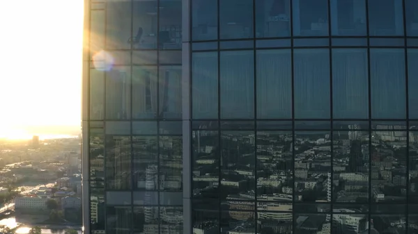 Luchtfoto van wolkenkrabber kantoorgebouw met panoramische ramen. Voorraadbeelden. Bedrijfsgebouw met glazen gevel en de weerspiegeling van de stad. — Stockfoto