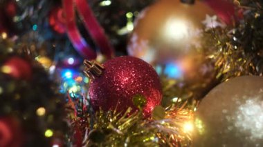 Noel dekoratif renkli baloları kapatın. Kavram. Arka planda Bokeh çelengi ve parlayan yeni yıl oyuncakları, kış tatili.