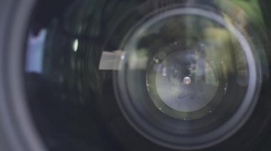 Kamera merceği açıklığı kapanıyor. Başla. Açık hava kamera merceği, açıklık ve pervane kapalı..