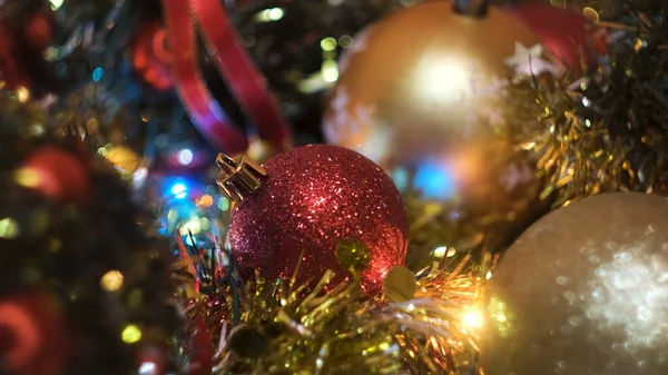 クリスマスの装飾的なカラフルなボールを閉じます。コンセプト。背景にボケの庭と輝く新年のおもちゃ、冬の休日. — ストック写真