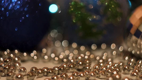 Mavi ve gümüş Noel ağacı oyuncaklarıyla şenlikli kompozisyon. Kavram. Göz kırpan çelenkler ve güzel küçük ve büyük toplar mutlu yıllar kutlamak için.. — Stok fotoğraf